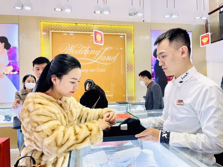 Người dân mua nhẫn kim tiền trong ngày vía Thần Tài.