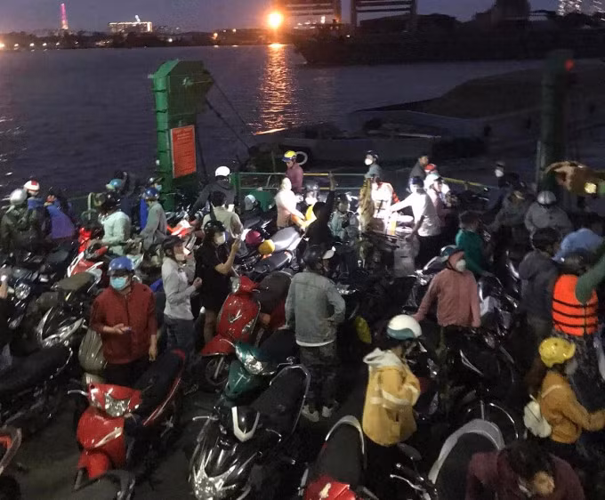 Khách trên chuyến phà bị sà lan tông, chiều 5/1. Ảnh: Người dân cung cấp