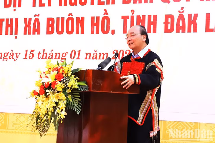 Chủ tịch nước Nguyễn Xuân Phúc chúc Tết đồng bào các dân tộc buôn Tring, phường An Lạc, thị xã Buôn Hồ, tỉnh Đắk Lắk.