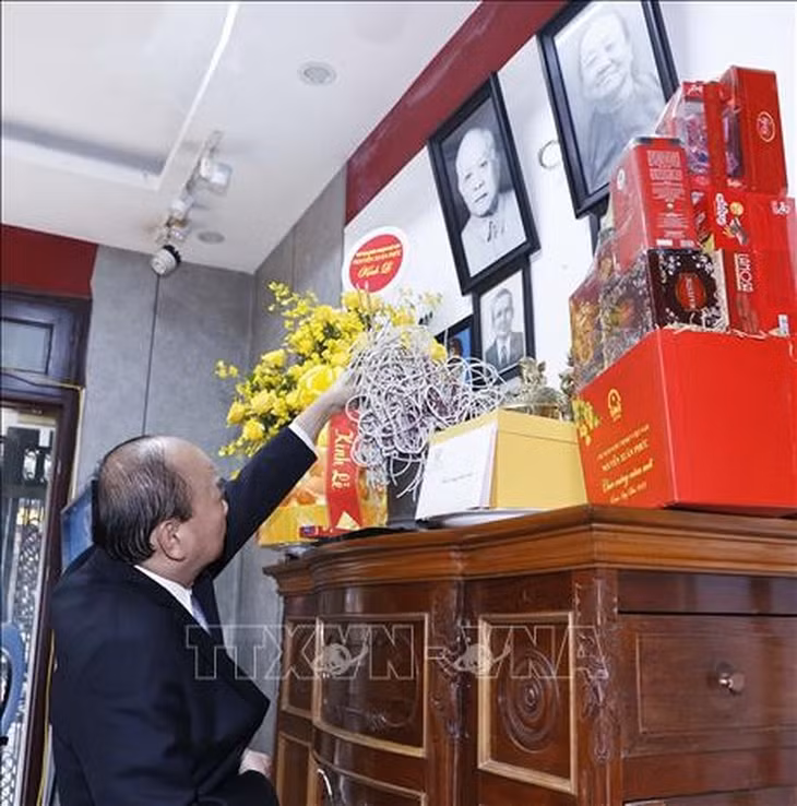 Chủ tịch nước Nguyễn Xuân Phúc tới dâng hương tưởng niệm cố Chủ tịch nước Tôn Đức Thắng. (Ảnh: TTXVN)