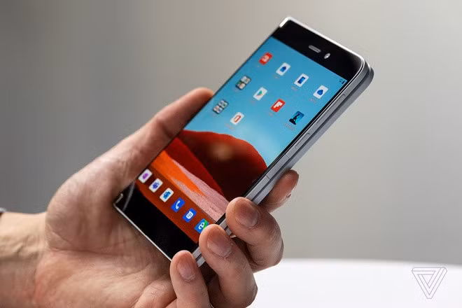 Kích thước màn hình lớn khiến trải nghiệm cầm nắm Surface Duo không thoải mái. Ảnh: The Verge.