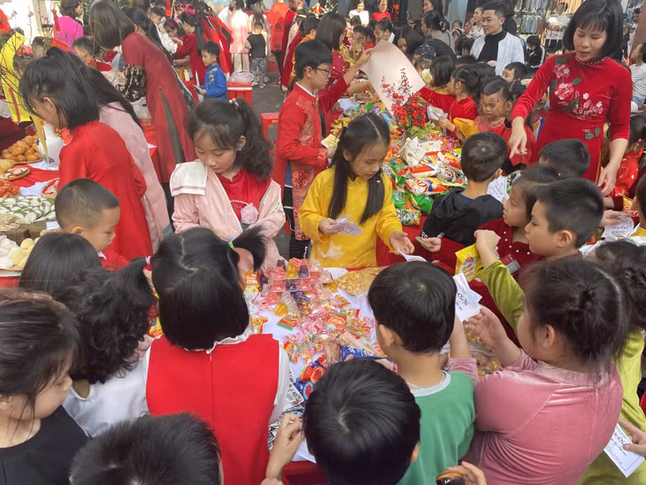 Học sinh Trường Tiểu học Hữu Nghị (TP Hạ Long) tham gia Hội chợ xuân - hoạt động ngoại khóa tổ chức trước Tết Nguyên đán năm 2023.