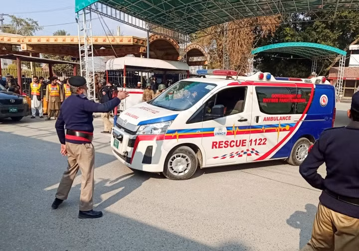 Các quan chức tại Pakistan đã tuyên bố tình trạng khẩn cấp trong khu vực, đồng thời phong tỏa hiện trường vụ nổ. (Ảnh: Reuters)