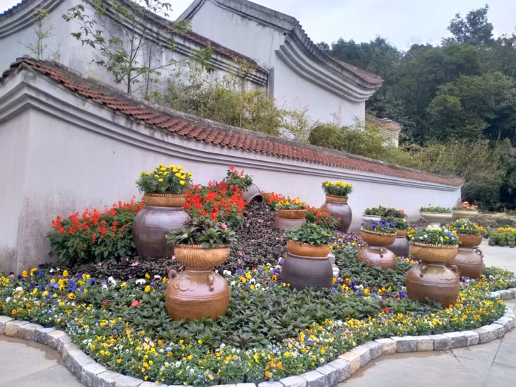 Các tiểu cảnh, bồn hoa rực rỡ sắc màu được Công ty CP Phát triển Tùng Lâm bố trí ở nhiều nơi chào đón du khách tại Yên Tử.