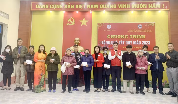 Lãnh đạo Hội CTĐ tỉnh và TP Móng Cái cùng đại diện Quỹ Thiện tâm (Tập đoàn Vingroup) trao tặng quà cho người có hoàn cảnh khó khăn trên địa bàn TP Móng Cái.