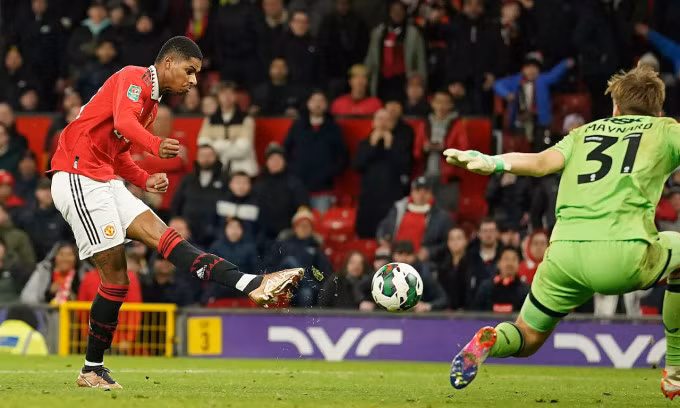 Bàn ấn định tỷ số 3-0 của Rashford vào lưới Charlton, ở tứ kết Cup Liên đoàn Anh trên sân Old Trafford, thành phố Manchester tối 10/1/2023. Ảnh: AP
