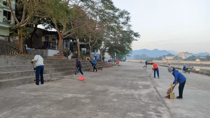 Người dân thôn Thác Bưởi 1, xã Tiên Lãng (huyện Tiên Yên) dọn vệ sinh đường làng, ngõ xóm.