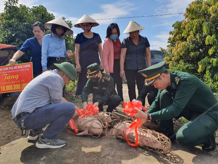 Hội LHPN tỉnh phối hợp trao mô hình hỗ trợ lợn giống cho hội viên phụ nữ xã Vô Ngại (huyện Bình Liêu), tháng 10/2022.
