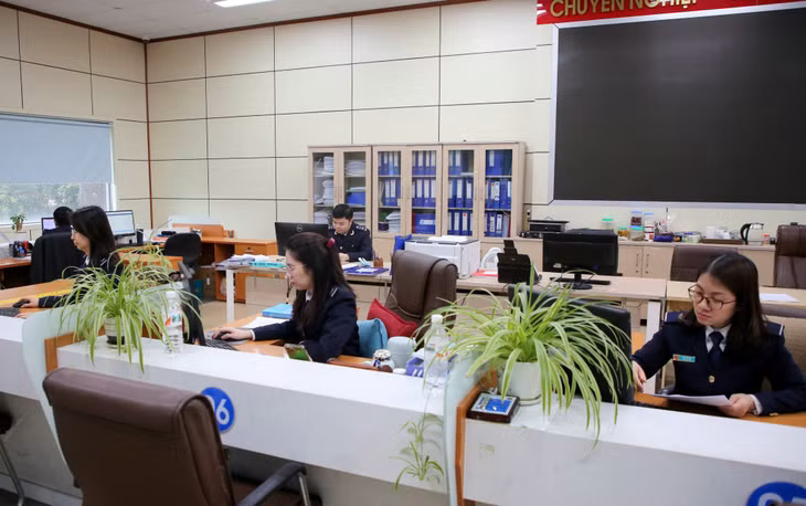 Cán bộ Chi cục Hải quan Cửa khẩu Móng Cái thực hiện quy trình thông quan hàng hóa cho các doanh nghiệp qua hệ thống thông quan tự động VNACCS/VCIS.