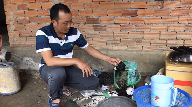 Anh Nguyễn Văn Mừng, chủ căn nhà có nhiều đồ đạc được cho là tự bốc cháy. Ảnh: Thanh Văn
