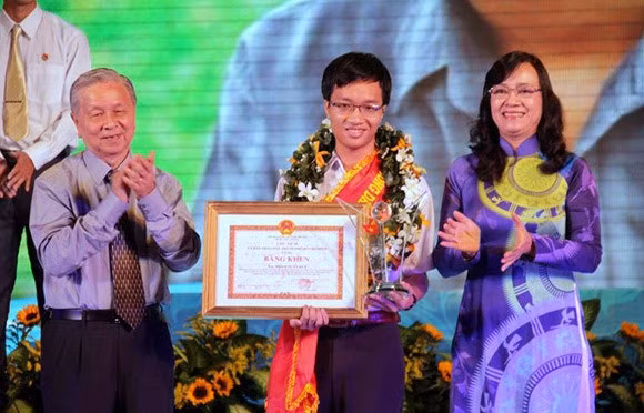 Phạm Tuấn Huy được vinh danh khi học phổ thông. Ảnh: Đức Hạnh