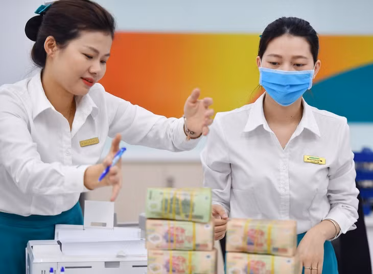 Lãi suất tiền gửi tại nhiều ngân hàng đang có xu hướng giảm. Ảnh: Hoàng Hà.