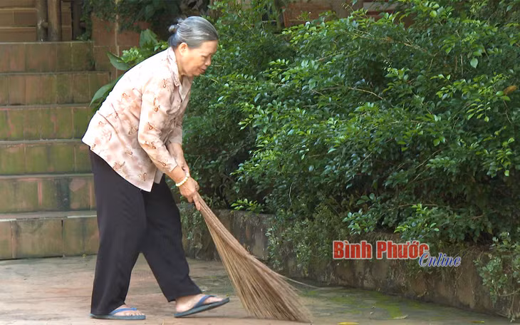 Bà Lê Thị Miến với niền vui khi góp chút công quả ở chùa - Ảnh: Đặng Hùng