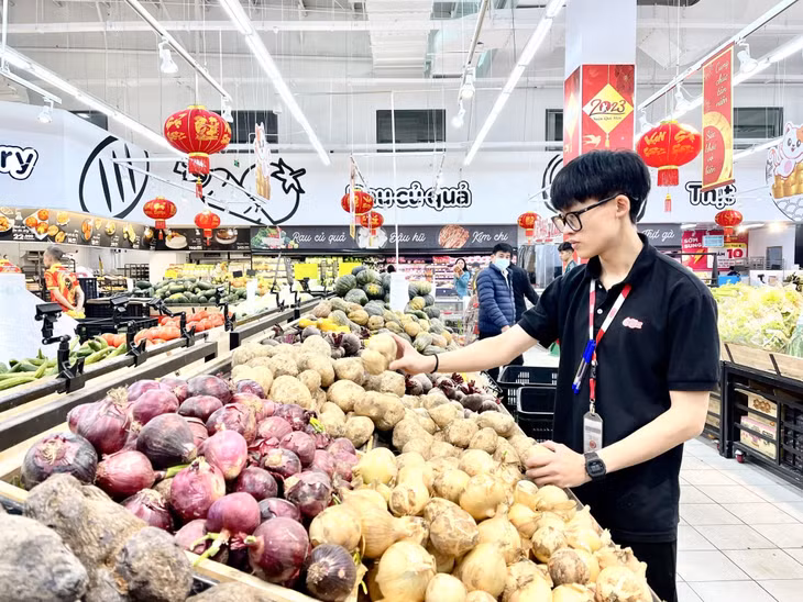 Nhân viên siêu thị GO! Hạ Long sắp xếp đồ lên kệ phục vụ nhu cầu mua sắm của người dân từ ngày mùng 2 Tết.