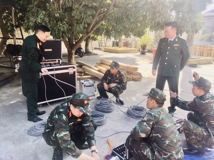 Lãnh đạo Ban CHQS TX Đông Triều kiểm tra công tác chuẩn bị cơ sở vật chất và công tác bảo đảm an toàn cho bắn pháo hoa Tết Nguyên đán năm 2023.