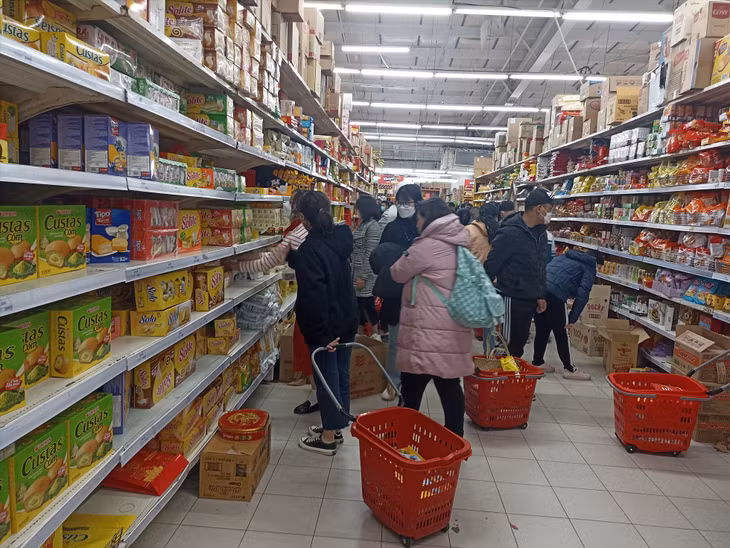 Ngành bán lẻ tăng trưởng, giữ lợi thế trên sân nhà. Ảnh: Thu Giang