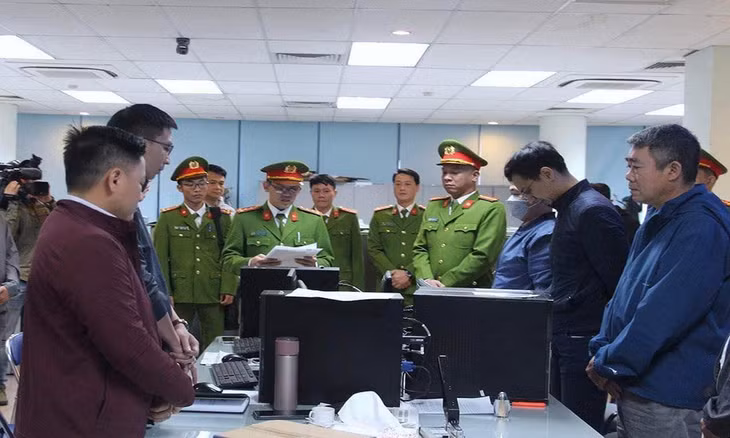 Công an khám xét tại Cục Đăng kiểm Việt Nam. Ảnh: CAND
