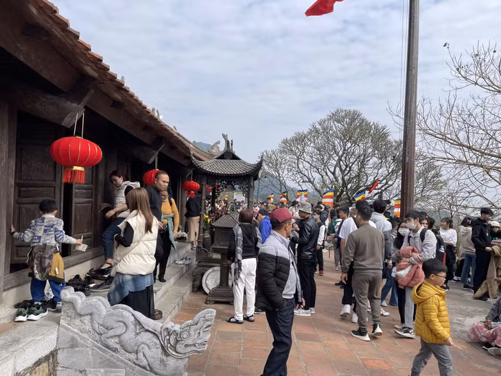 Du khách về với Yên Tử có sự gia tăng cao, trong đó ngày mùng 3 Tết lên tới trên 10 nghìn khách. Ảnh chụp tại chùa Hoa Yên (Yên Tử).