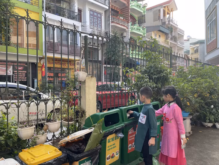 Học sinh Trường Tiểu học Hữu Nghị (TP Hạ Long) phân loại rác tại trường học.