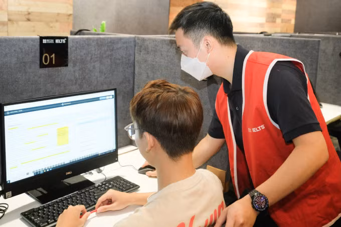 Thí sinh thi thử IELTS trên máy tại một điểm thi ở Hà Nội hồi tháng 7/2022. Ảnh: BC