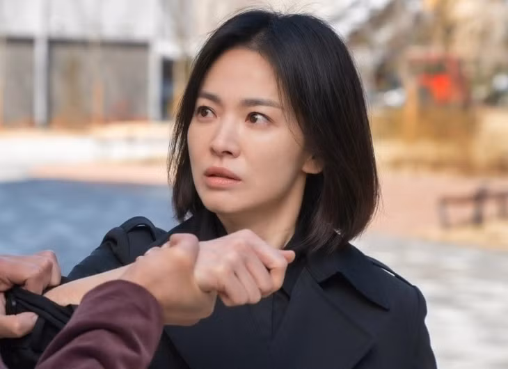 Song Hye Kyo được đánh giá cao với vai diễn khác lạ trong The Glory.