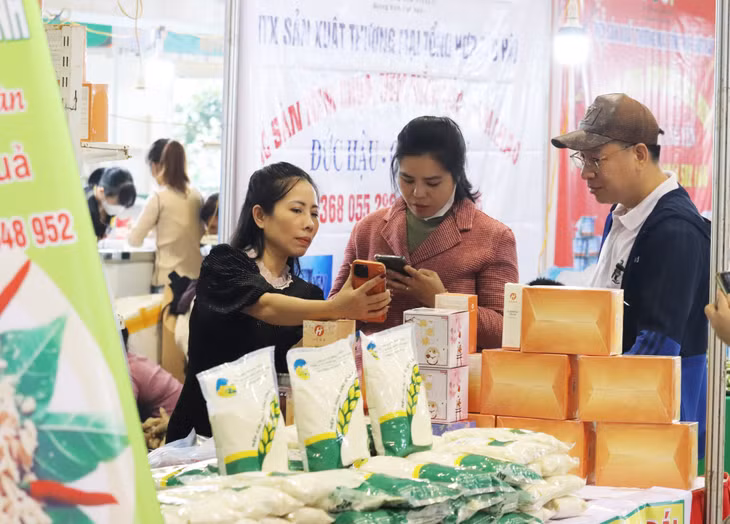 Thanh toán không dùng tiền mặt tại hội chợ.