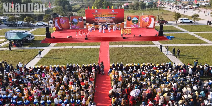 Hàng chục nghìn du khách và tăng ni, phật tử nô nức khai hội chùa Hương năm 2023.