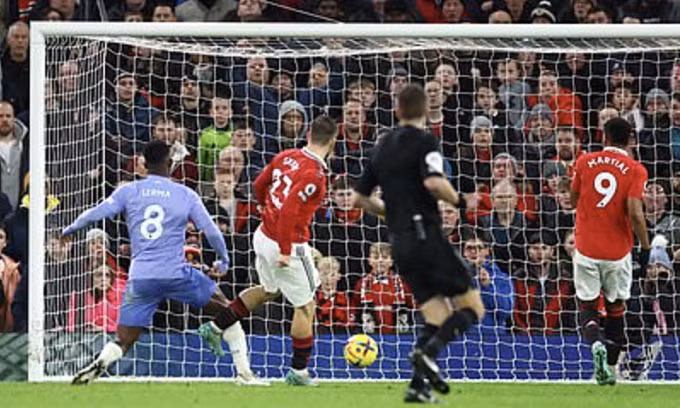 Cú đệm bóng thành bàn của Luke Shaw. Ảnh: Reuters