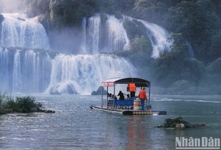 Thuộc vùng đất "phên dậu Tổ quốc", cùng với thác Bản Giốc, động Ngườm Ngao, làng Khuổi Ky chính là bộ ba trong quần thể danh thắng thác Bản Giốc đẹp bậc nhất biên cương nước ta.