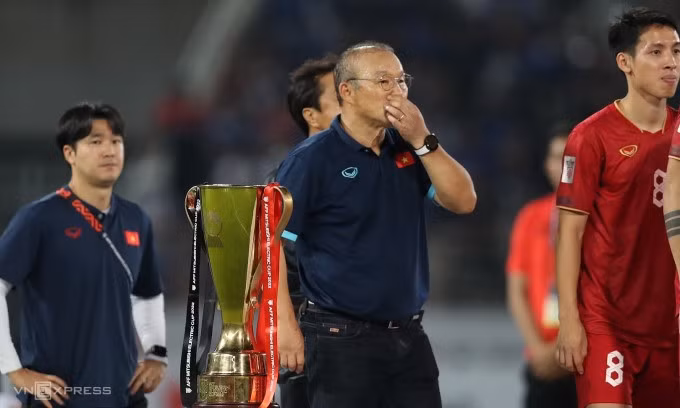 HLV Park không nhìn về chiếc cup vô địch Đông Nam Á khi bước ngang qua trong lễ nhận giải nhì của tuyển Việt Nam sau trận chung kết lượt về AFF Cup 2022 trên sân Thammasat tối 16/1. Ảnh: Đức Đồng
