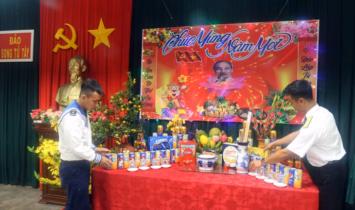 Việc sửa soạn bàn thờ Bác và bày mâm ngũ quả năm nào cũng được các chiến sĩ chuẩn bị sớm và đầy đủ nhất.