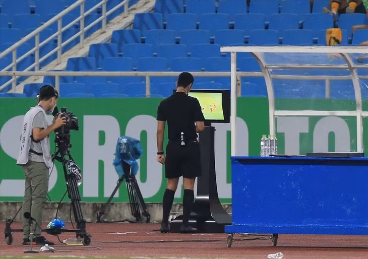 VAR sẽ xuất hiện tại V.League 2023. Ảnh: Minh Dân