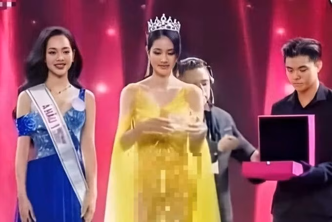 Hình ảnh Á hậu Phương Anh trên sân khấu Hoa hậu Việt Nam 2022 gây nhiều tranh cãi (Ảnh chụp màn hình).
