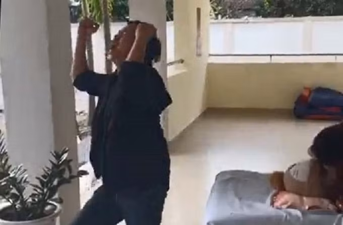 Người cha gào khóc sau khi bé tử vong. Ảnh: Cắt từ video.