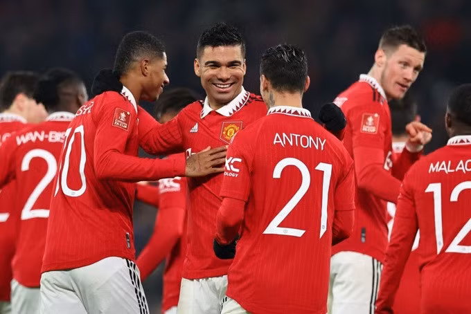Casemiro ăn mừng cùng các đồng đội sau khi ghi bàn (Ảnh: GI).