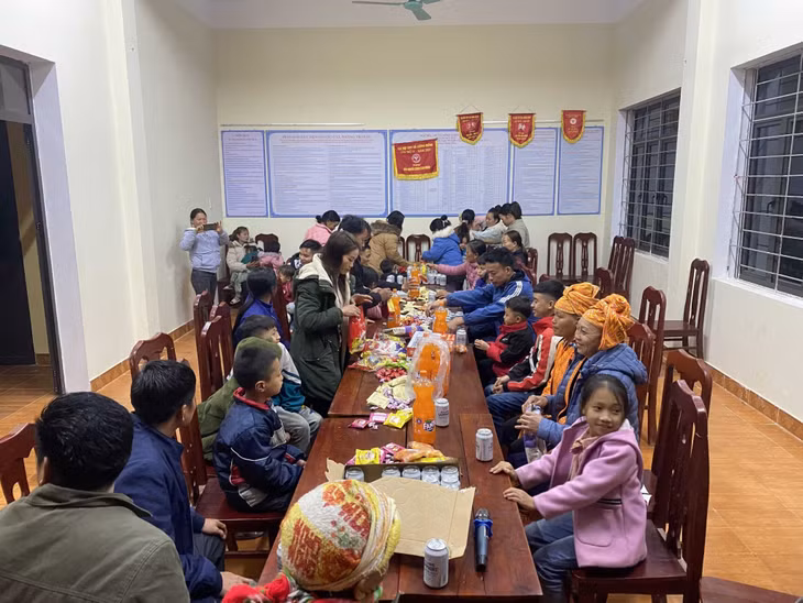 Người dân thôn Khe Nà, xã Lương Mông (huyện Ba Chẽ) tổ chức liên hoan chào đón năm mới.