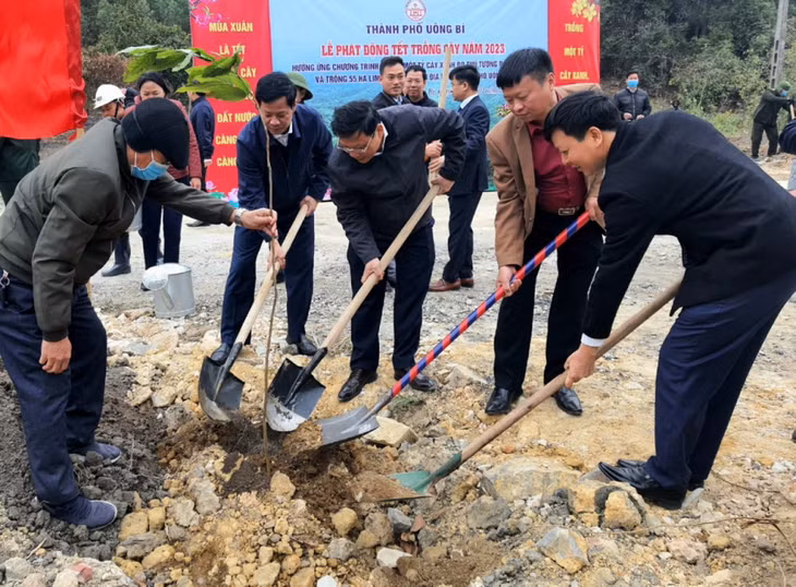 TP Uông Bí tổ chức lễ ra quân trồng cây đầu năm tại tuyến đường hành hương Yên Tử.