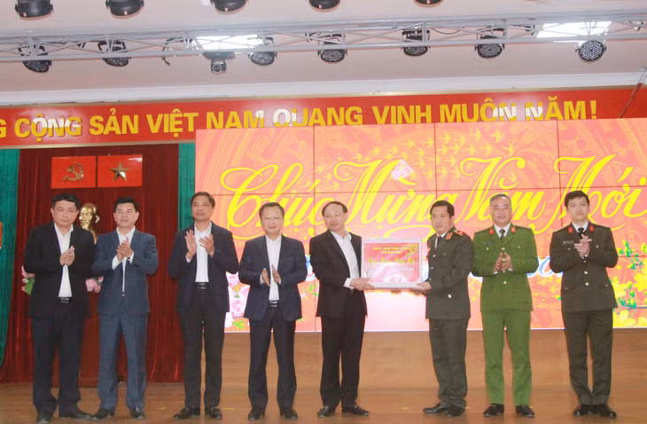 Đồng chí Nguyễn Xuân Ký, Ủy viên Trung ương Đảng, Bí thư Tỉnh ủy, Chủ tịch HĐND tỉnh cùng đồng chí Cao Tường Huy, Quyền Chủ tịch UBND tỉnh tặng quà Tết cho cán bộ, chiến sỹ Công an tỉnh.