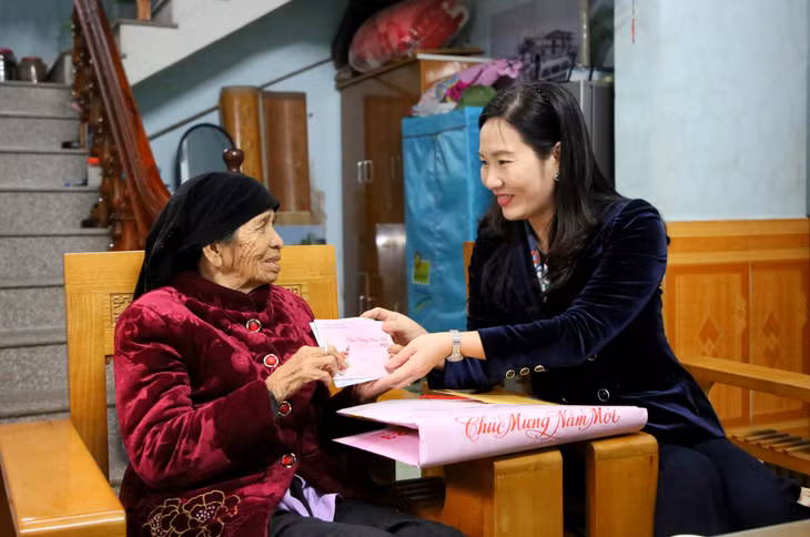 Đồng chí Phó Chủ tịch UBND tỉnh tặng quà Tết của Tỉnh ủy, HĐND, UBND tỉnh cho gia đình vợ liệt sĩ Tô Thị Liêu.