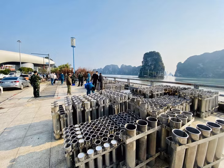 Hiện các giàn pháo hoa đã được Ban Chỉ huy Quân sự TP Hạ Long triển khai lắp đặt tại khu vực Quảng trường 30/10, phục vụ cho bắn pháo hoa tầm cao trong đêm giao thừa. Ảnh: CTV