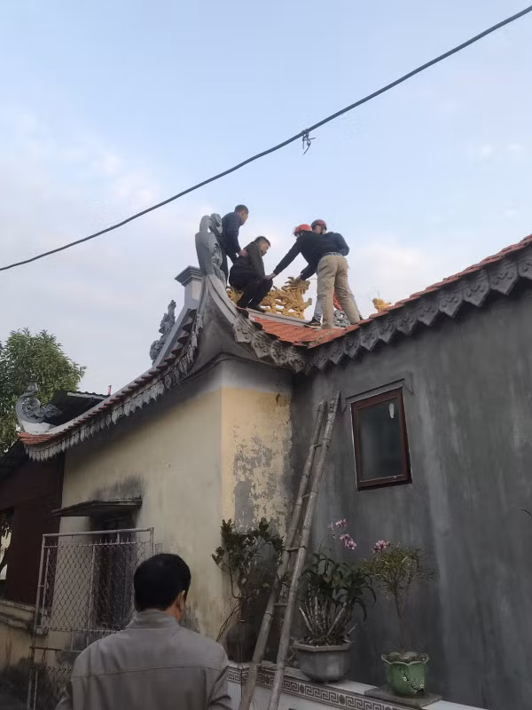 Công an huyện Hưng Hà thuyết phục, khống chế đối tượng và đưa từ trên nóc đền Thần Cống xuống để đảm bảo an toàn.