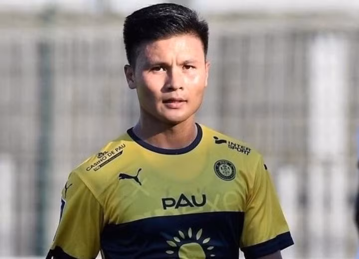 Quang Hải dự bị ở Pau FC.