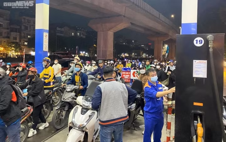 Người dân Hà Nội ùn ùn xếp hàng chờ mua xăng trước giờ tăng giá