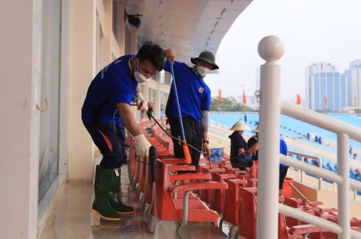 Sinh viên lau dọn khán đài sân Mỹ Đình.