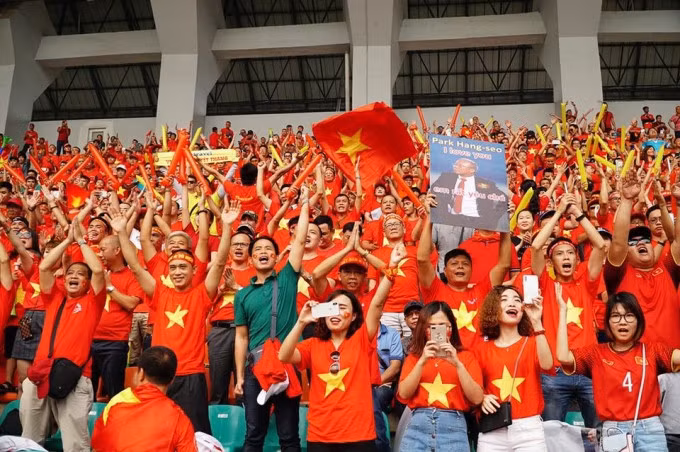 Cổ động viên đi tour kết hợp xem SEA Games tại Philippines năm 2019. Ảnh: Vietravel