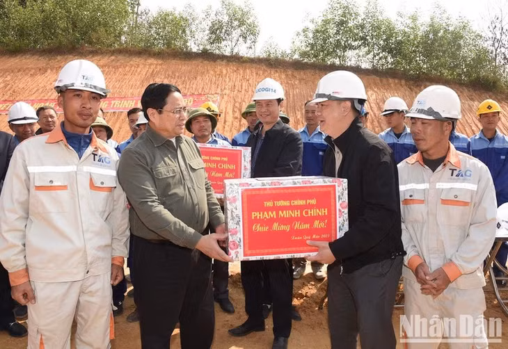 Thủ tướng thăm hỏi, tặng quà động viên các kỹ sư, công nhân đang thi công trên công trường.