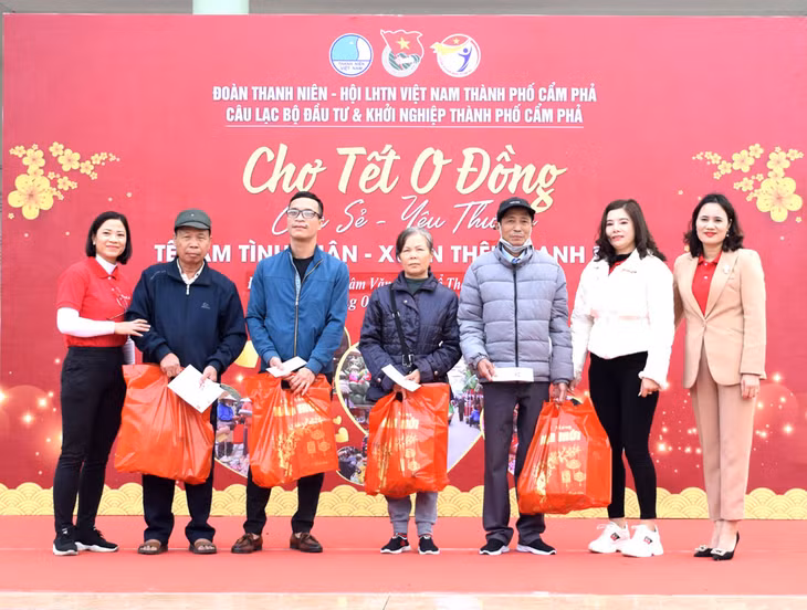 Các hộ khó khăn trên địa bàn TP Cẩm Phả được nhận quà từ chương trình Chợ Tết 0 đồng