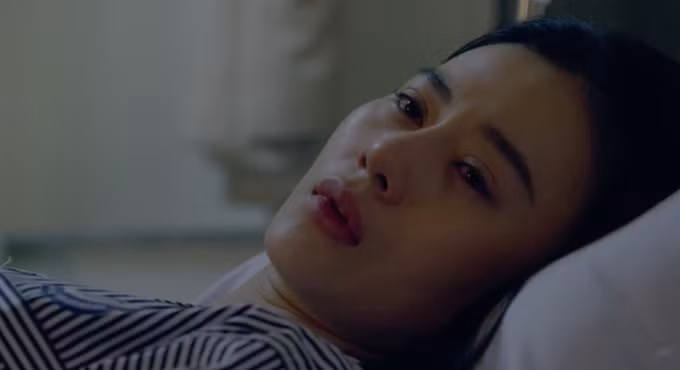 Phương Oanh trong bộ phim "Ngược chiều nước mắt" ủy mị và yếu đuối (Ảnh: VTV).