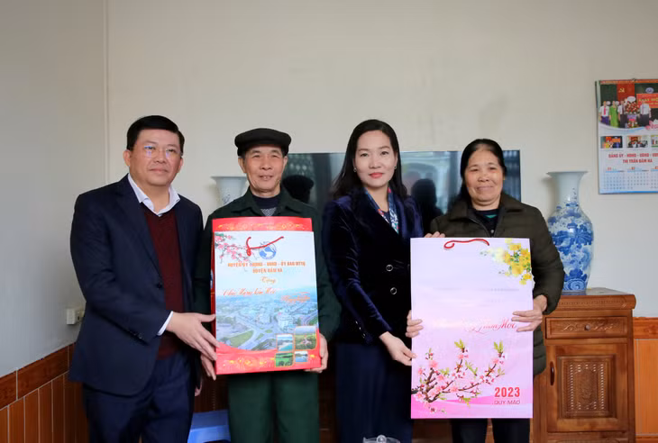 Phó Chủ tịch UBND tỉnh Nguyễn Thị Hạnh và lãnh đạo huyện Đầm Hà tặng quà Tết cho gia đình thương binh Nguyễn Đức Thẩm.