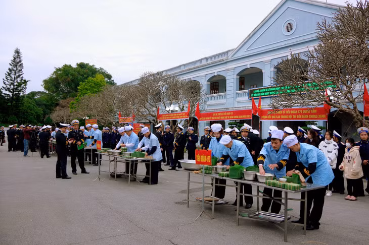 Các đội thi thực hành thi gói bánh.